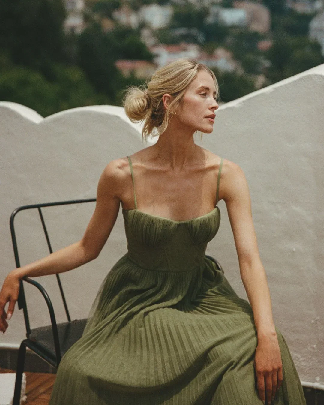 OLIVIA | Modern elegance with an open back