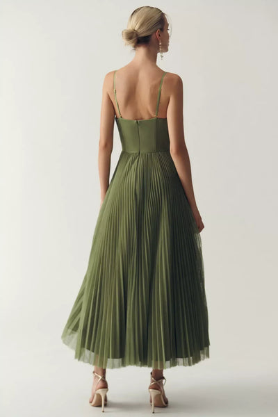 OLIVIA | Modern elegance with an open back