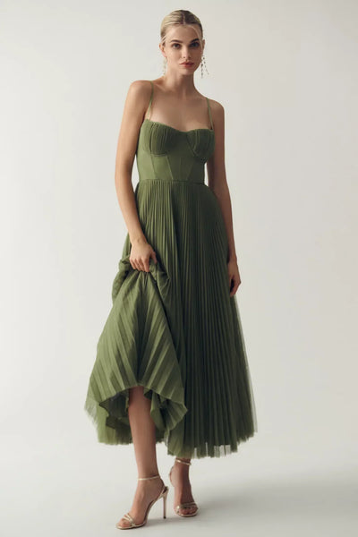 OLIVIA | Modern elegance with an open back